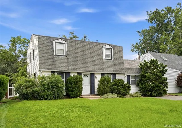 Photo 3 of Sale Pending at 21 Appletree Ln, North Hempstead, NY 11514 | MLS# 1035816 | Listing updated on 2026-09-21
