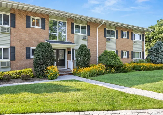 Photo 3 of Condo for sale at 748 Deer Park Ave #7H, Babylon, NY 11703 | MLS# 1035824 | Listing updated on 2026-10-09