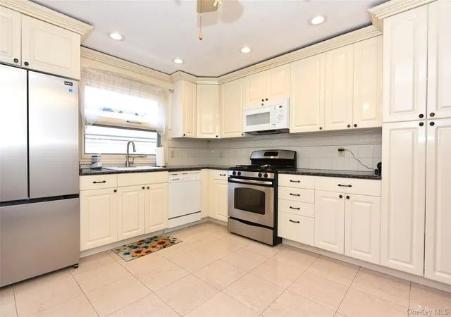 Listing Photo 4 - Condo for sale in building located at 70 Grantwood Ave, New York, NY 10312