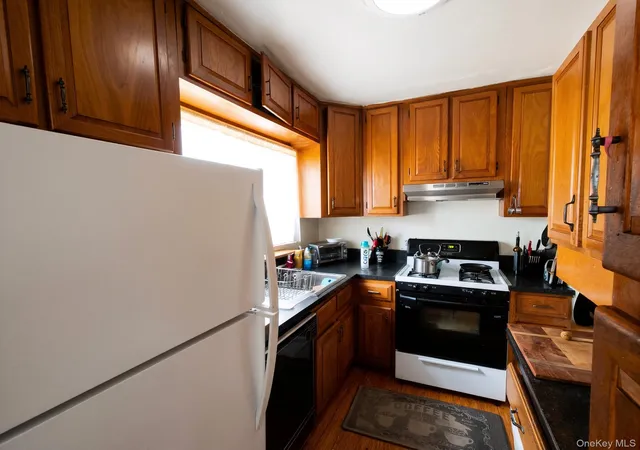 Photo 3 of House for sale at 196-08 Pompeii Ave #1B, New York, NY 11423 | MLS# 1035861 | Listing updated on 2026-09-29