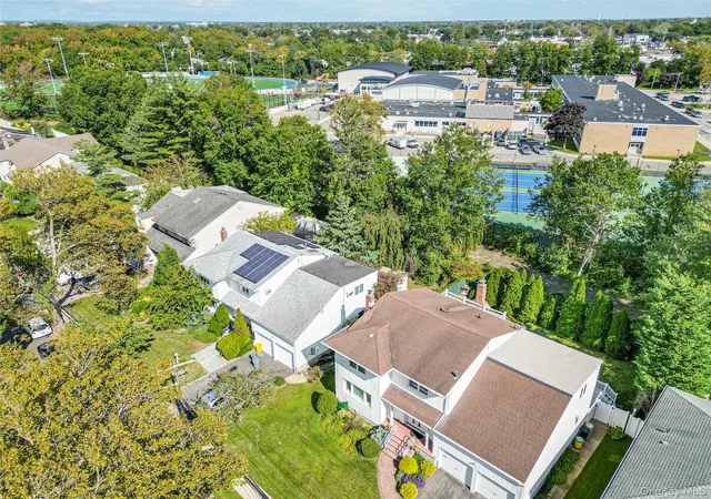 Photo 3 of Single family home for sale at 17 Lafayette Dr, Woodmere, NY 11598 | MLS# 1035880 | Listing updated on 2026-10-10