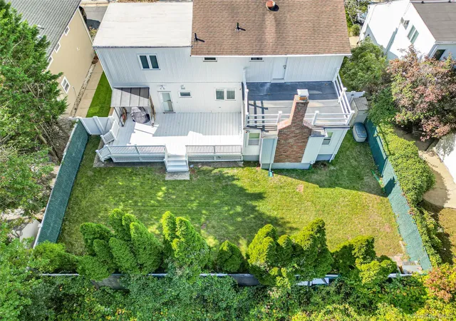 Photo 4 of Single family home for sale at 17 Lafayette Dr, Woodmere, NY 11598 | MLS# 1035880 | Listing updated on 2026-10-10