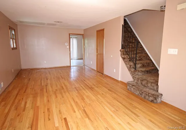 Photo 2 of Single family home for sale at 5 Abbey Rd, New York, NY 10308 | MLS# 1035975 | Listing updated on 2026-08-07