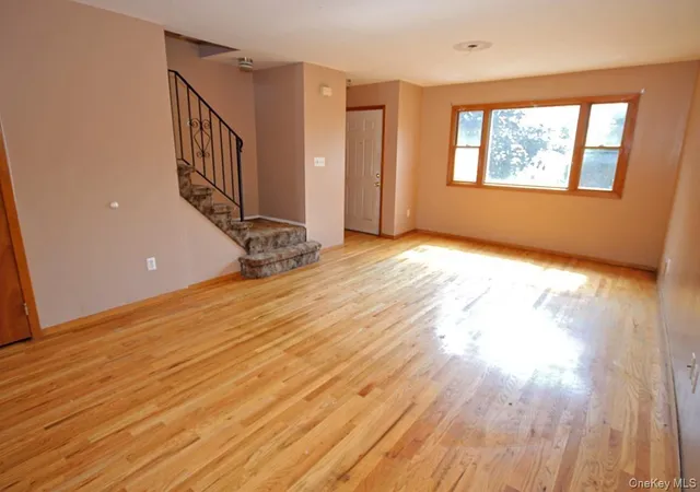Photo 3 of Single family home for sale at 5 Abbey Rd, New York, NY 10308 | MLS# 1035975 | Listing updated on 2026-09-23