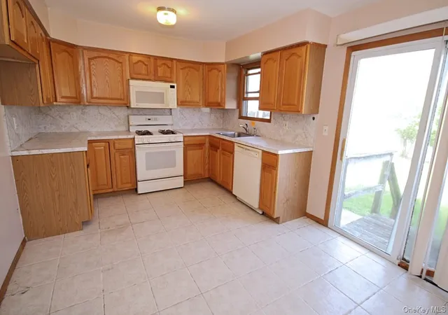 Photo 3 of Single family home for sale at 5 Abbey Rd, New York, NY 10308 | MLS# 1035975 | Listing updated on 2026-09-23