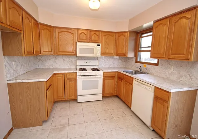 Photo 4 of Single family home for sale at 5 Abbey Rd, New York, NY 10308 | MLS# 1035975 | Listing updated on 2026-09-23