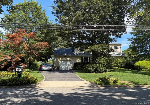 Photo 3 of Sale Pending at 21 Purdy Ave, Huntington, NY 11731 | MLS# 1036007 | Listing updated on 2026-09-20