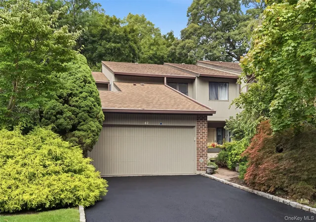 Photo 2 of Condo for sale at 42 Country Clb Dr, Oyster Bay, NY 11753 | MLS# 1036102 | Listing updated on 2026-09-19