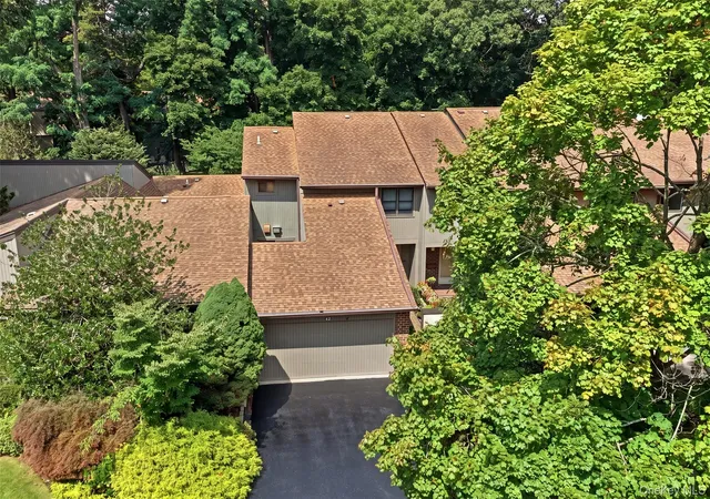 Photo 4 of Condo for sale at 42 Country Clb Dr, Oyster Bay, NY 11753 | MLS# 1036102 | Listing updated on 2026-09-19