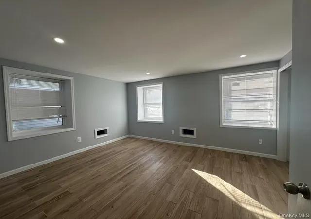 Listing Photo 4 - Condo for sale in building located at 605 Barbadoes Dr, New York, NY 11692