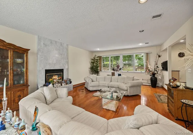 Photo 4 of Single family home for sale at 10 Ash Ct, Clarkstown, NY 10956 | MLS# 1036117 | Listing updated on 2026-10-13
