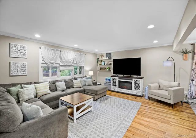 Photo 3 of Single family home for sale at 33 Manhasset Rd, Brookhaven, NY 11789 | MLS# 1036132 | Listing updated on 2026-09-24