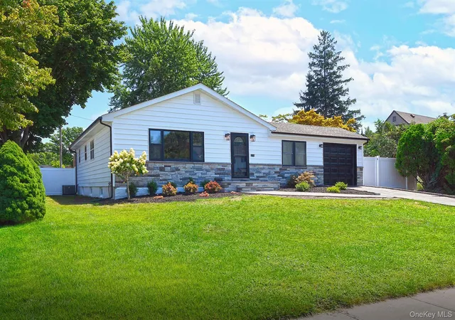 Photo 3 of Sale Pending at 15 Parkview Dr, Smithtown, NY 11725 | MLS# 1036159 | Listing updated on 2026-08-29