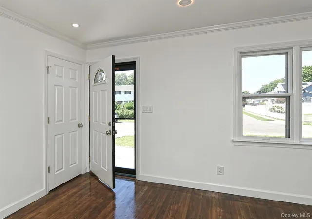 Photo 4 of Sale Pending at 15 Parkview Dr, Smithtown, NY 11725 | MLS# 1036159 | Listing updated on 2026-08-29