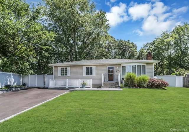 1st image of 58 Crescent Pl, Smithtown, NY 11787 | MLS# 1036165