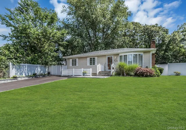 3rd image of 58 Crescent Pl, Smithtown, NY 11787 | MLS# 1036165