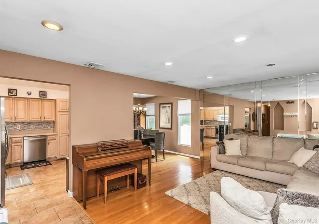 4th image of 58 Crescent Pl, Smithtown, NY 11787 | MLS# 1036165