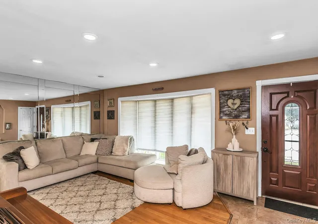 5th image of 58 Crescent Pl, Smithtown, NY 11787 | MLS# 1036165