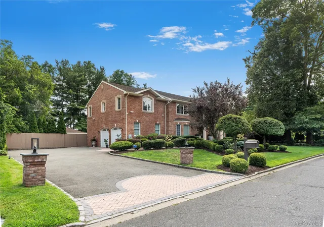 Photo 3 of Single family home for sale at 20 Stirrup Ln, Oyster Bay, NY 11791 | MLS# 1036182 | Listing updated on 2026-10-04