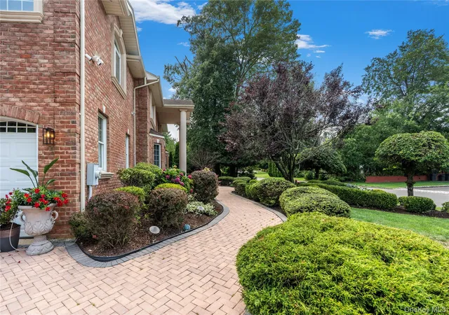 Photo 4 of Single family home for sale at 20 Stirrup Ln, Oyster Bay, NY 11791 | MLS# 1036182 | Listing updated on 2026-10-04