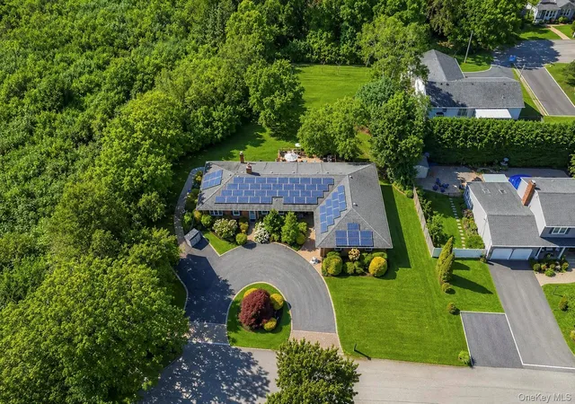 Photo 2 of Single family home for sale at 5 Reinhardt Ct, Brookhaven, NY 11715 | MLS# 1036280 | Listing updated on 2026-09-01