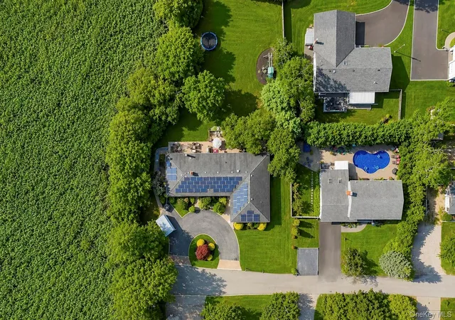 Photo 3 of Single family home for sale at 5 Reinhardt Ct, Brookhaven, NY 11715 | MLS# 1036280 | Listing updated on 2026-09-01