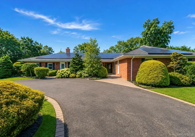 Photo 3 of Single family home for sale at 5 Reinhardt Ct, Brookhaven, NY 11715 | MLS# 1036280 | Listing updated on 2026-09-01
