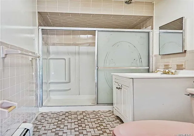 Photo 4 of House for sale at 41-43 Little Neck Pkwy, New York, NY 11363 | MLS# 1036294 | Listing updated on 2026-08-10