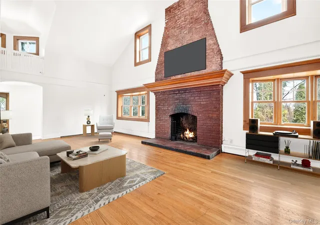 Photo 4 of Single family home for sale at 24 Old Knollwood Rd, Greenburgh, NY 10607 | MLS# 1036297 | Listing updated on 2026-10-11