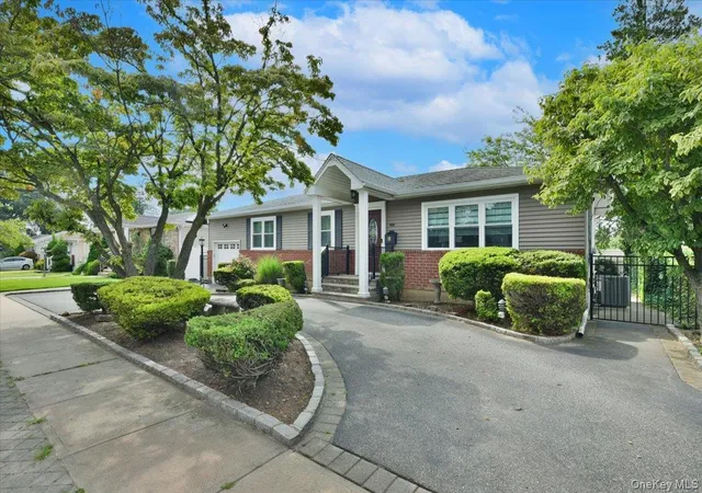 Photo 4 of Sale Pending at 156 Jerusalem Ave, Oyster Bay, NY 11758 | MLS# 1036315 | Listing updated on 2026-08-28