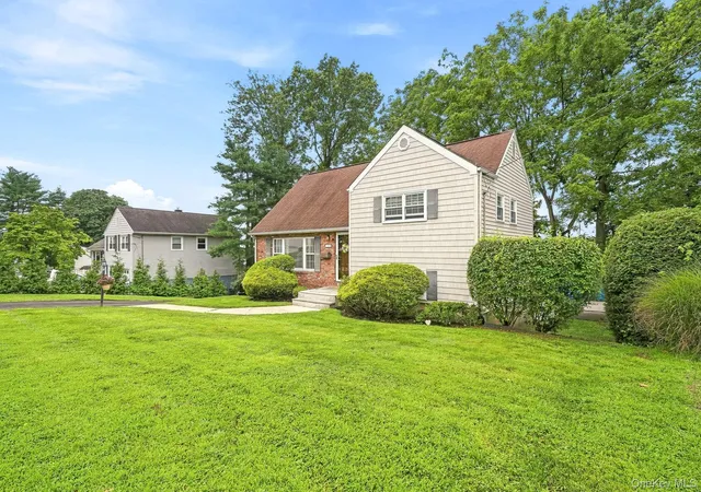 Photo 3 of Sale Pending at 21 Dexter Rd, Yonkers, NY 10710 | MLS# 1036333 | Listing updated on 2026-09-12