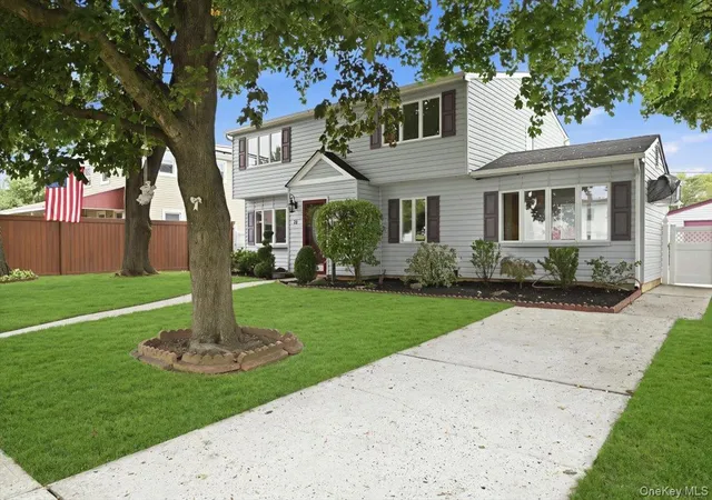 Photo 3 of Sale Pending at 14 Crest Ln, Hempstead, NY 11756 | MLS# 1036360 | Listing updated on 2026-08-22