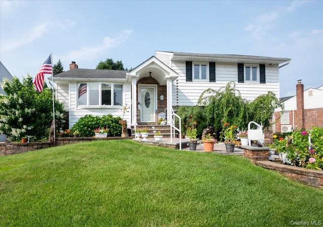 Photo 2 of Sale Pending at 38 Colony Ln, Oyster Bay, NY 11791 | MLS# 1036380 | Listing updated on 2026-09-17