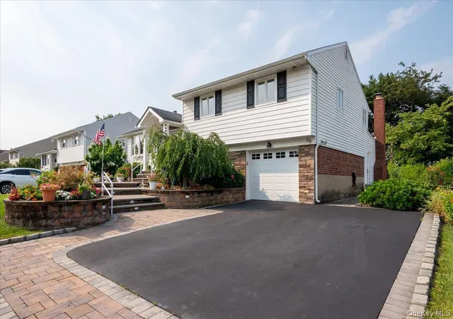 Photo 3 of Sale Pending at 38 Colony Ln, Oyster Bay, NY 11791 | MLS# 1036380 | Listing updated on 2026-09-17