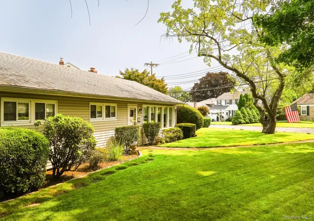 2nd image of 121 Winderemere Dr, Yonkers, NY 10710 | MLS# 1036420