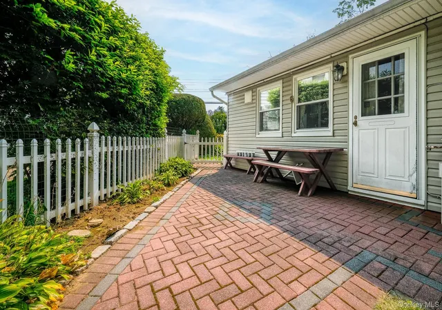 Photo 4 of Sale Pending at 121 Windermere Dr, Yonkers, NY 10710 | MLS# 1036420 | Listing updated on 2026-09-13