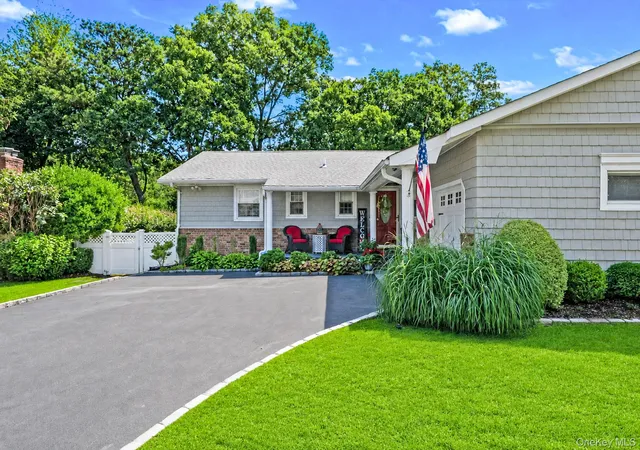 3rd image of 15 Locksley Ln, Smithtown, NY 11767 | MLS# 1036474