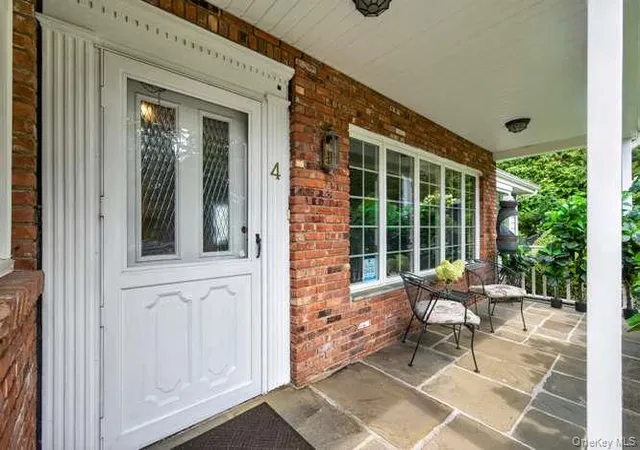Photo 2 of Single family home for sale at 4 Woodleaf Ct, Huntington, NY 11724 | MLS# 1036519 | Listing updated on 2026-09-24