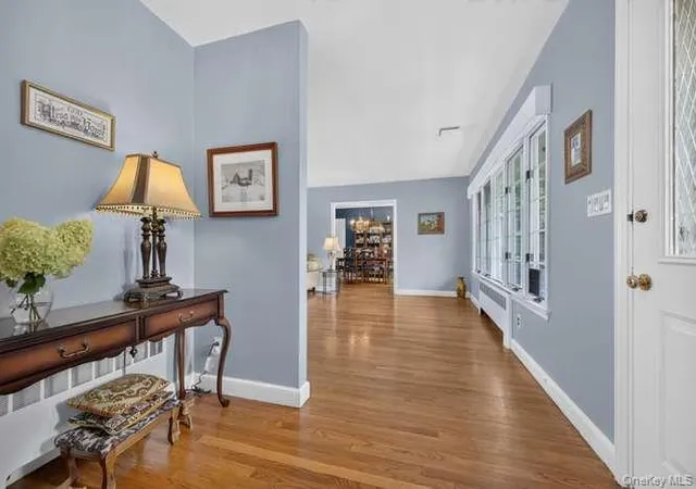 Photo 3 of Single family home for sale at 4 Woodleaf Ct, Huntington, NY 11724 | MLS# 1036519 | Listing updated on 2026-09-24