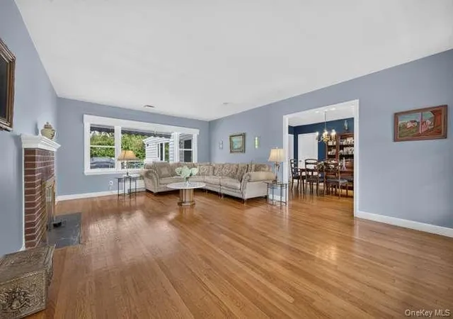 Photo 4 of Single family home for sale at 4 Woodleaf Ct, Huntington, NY 11724 | MLS# 1036519 | Listing updated on 2026-09-24