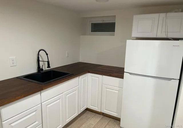 Photo 4 of Sale Pending at 155 Secatogue Ave, Oyster Bay, NY 11735 | MLS# 1036523 | Listing updated on 2026-09-03