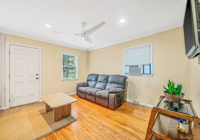 Photo 2 of Single family home for sale at 4 Vine St, Southampton, NY 11946 | MLS# 1036558 | Listing updated on 2026-08-29