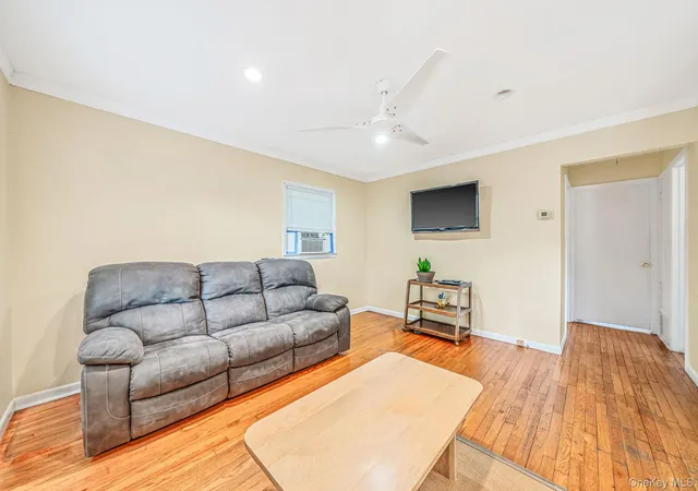 Photo 3 of Single family home for sale at 4 Vine St, Southampton, NY 11946 | MLS# 1036558 | Listing updated on 2026-08-29