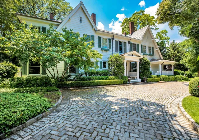 Photo 4 of Single family home for sale at 10 Hicks Ln, North Hempstead, NY 11050 | MLS# 1036588 | Listing updated on 2026-10-07