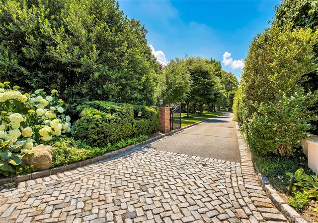 Photo 3 of Mansion for sale at 10 Hicks Ln, North Hempstead, NY 11050 | MLS# 1036588 | Listing updated on 2026-09-03