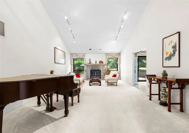 Photo 3 of Sale Pending at 10 Doral Dr, North Hempstead, NY 11030 | MLS# 1036607 | Listing updated on 2026-08-27