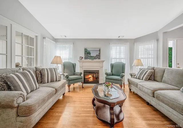 Listing Photo 4 - Condo for sale in building located at 19 Sayville Ct, Brookhaven, NY 11961