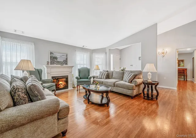 Listing Photo 5 - Condo for sale in building located at 19 Sayville Ct, Brookhaven, NY 11961