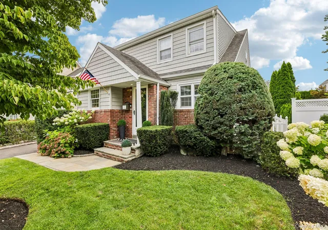 3rd image of 76 Highfield Ave, North Hempstead, NY 11050 | MLS# 1036655