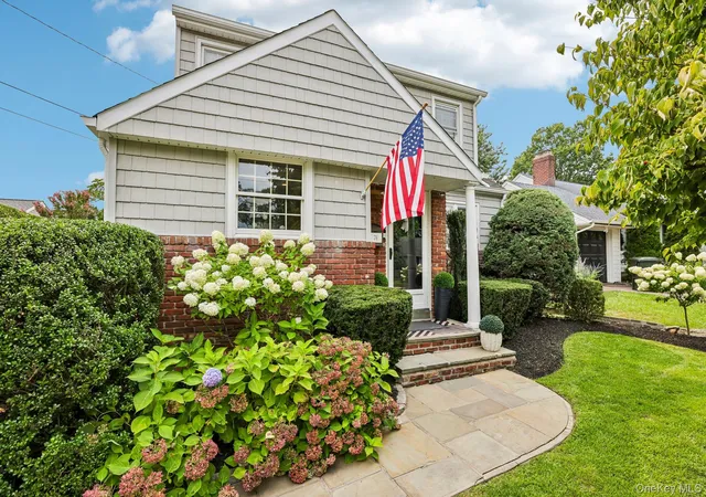 4th image of 76 Highfield Ave, North Hempstead, NY 11050 | MLS# 1036655